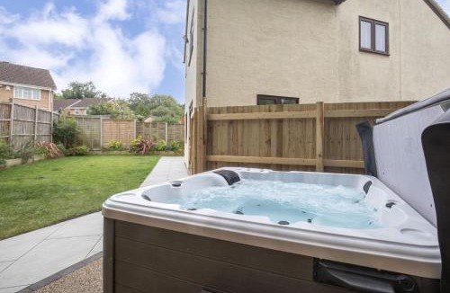 Cheltenham House | Stunning Five Bed Detached Home with Hot Tub