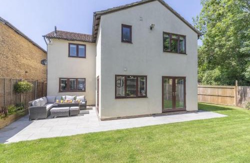 Cheltenham House | Stunning Five Bed Detached Home with Hot Tub