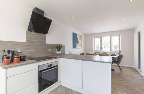 Cheltenham House | Stunning Five Bed Detached Home with Hot Tub