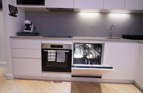 Dudden Hill Apartment | Stunning Flat swimming pool/gym