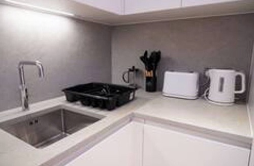 Dudden Hill Apartment | Stunning Flat swimming pool/gym