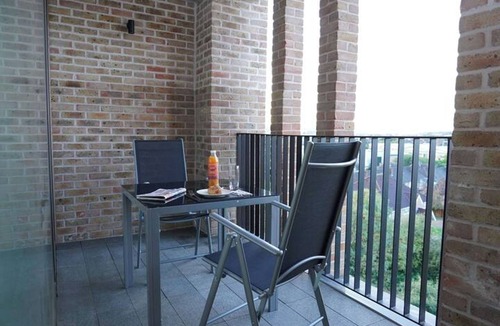 Dudden Hill Apartment | Stunning Flat swimming pool/gym