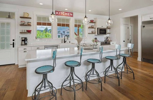 Laclede House | Stunning Flat Waterfront: Dock, Hot Tub, Yard, A/C