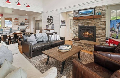 Laclede House | Stunning Flat Waterfront: Dock, Hot Tub, Yard, A/C