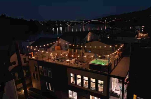 Lair Hill House | Stunning Floating Home on the Willamette River!