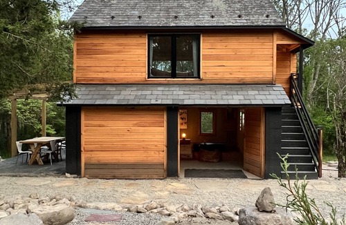 Columbia Cottage | Stunning Forest Cottage with Views!