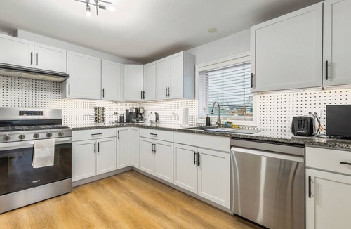 Franklin Park Condo | STUNNING freshly remodeled MODERN apartment