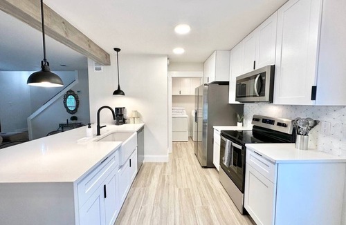 Wetmore House | Stunning Glass Balcony Townhome with Rolling Hills View Near Six Flags & Boerne