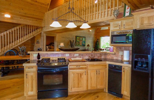 Quitman House | Stunning Greers Ferry Lakefront Home w/4 bedroom + 4 bathroom
