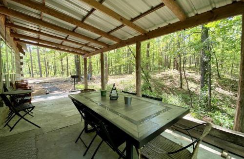 Boles House | Stunning Group Cabin with Beautiful Surroundings and Hiking Trails in Arkansas