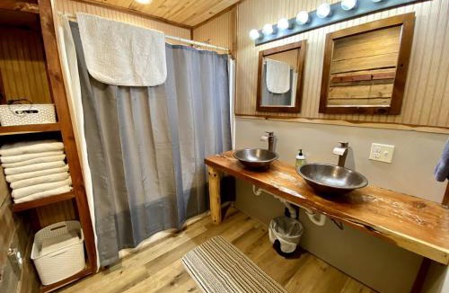 Boles House | Stunning Group Cabin with Beautiful Surroundings and Hiking Trails in Arkansas