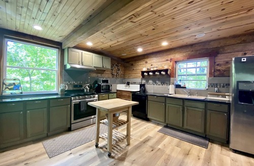 Boles House | Stunning Group Cabin with Beautiful Surroundings and Hiking Trails in Arkansas