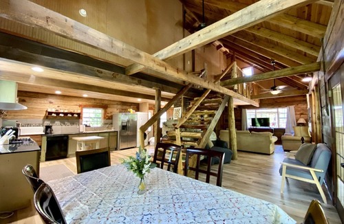 Boles House | Stunning Group Cabin with Beautiful Surroundings and Hiking Trails in Arkansas