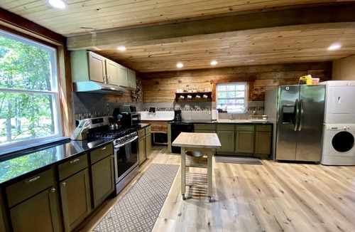 Boles House | Stunning Group Cabin with Beautiful Surroundings and Hiking Trails in Arkansas