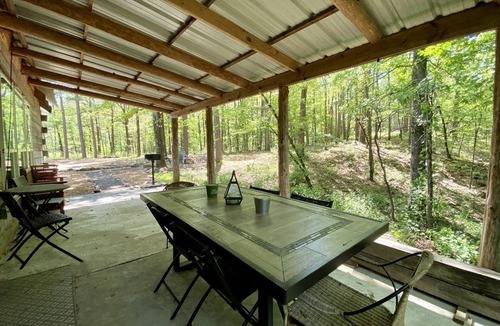 Boles House | Stunning Group Cabin with Beautiful Surroundings and Hiking Trails in Arkansas