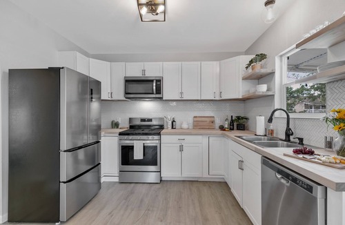 Harper House | Stunning Haus with Hot tub, Grill & Fire Pit!