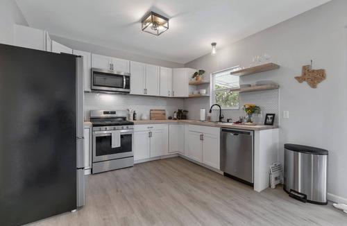 Harper House | Stunning Haus with Hot tub, Grill & Fire Pit!