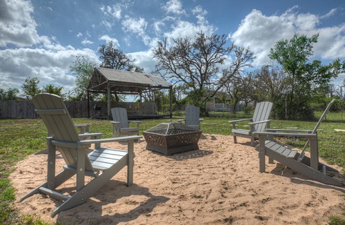Harper House | Stunning Haus with Hot tub, Grill & Fire Pit!