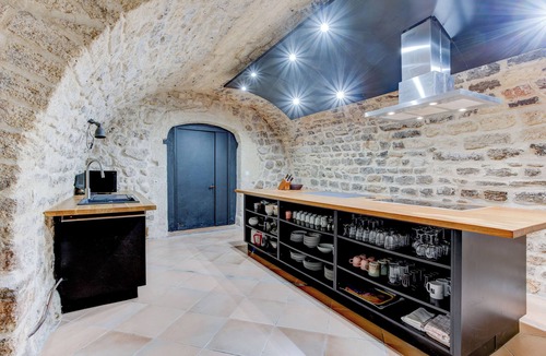 Vic-la-Gardiole House | Stunning historic house