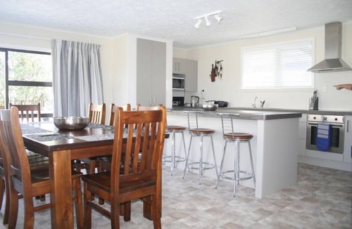 Whakatane House | Stunning holiday home close to beach