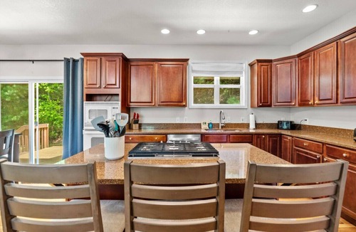 Swannanoa House | Stunning Home 2 Hot Tubs/Firepit/mins to AVL & BM