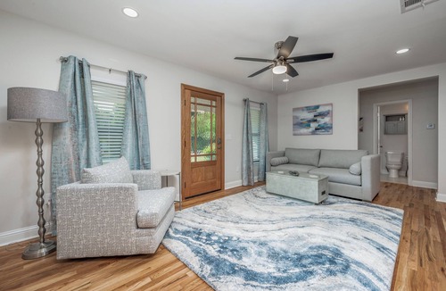 Dallas House | Stunning home centrally located by Bluffview