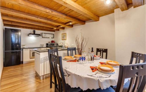 Ledenice House | Stunning Home In Bater With Wifi