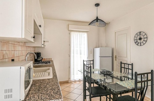 Beauville House | Stunning home in Beauville with kitchen