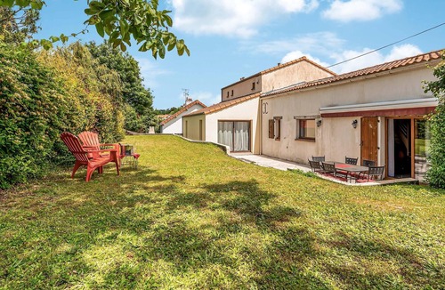 Bouguenais House | Stunning home in Bouguenais with WiFi