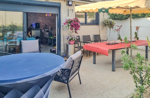 Bucquoy House | Stunning home in Bucquoy with WiFi