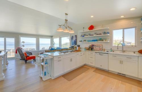 Oak Harbor House | Stunning Home in Coupeville with Deck and Beach Access