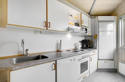 Dannemare House | Stunning home in Dannemare with kitchen