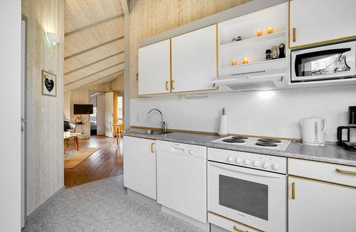 Dannemare House | Stunning home in Dannemare with kitchen
