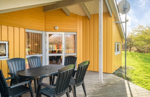 Dannemare House | Stunning home in Dannemare with kitchen