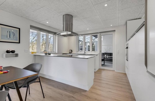 Øer Strand House | Stunning home in Ebeltoft with WiFi