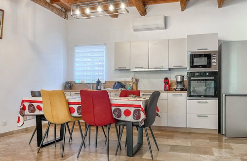 Eyragues House | Stunning home in Eyragues with WiFi