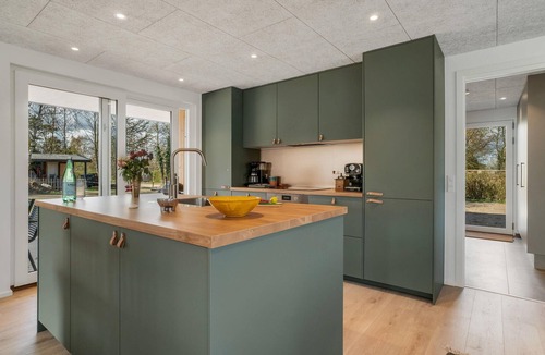 Farvang House | Stunning home in Fårvang with WiFi