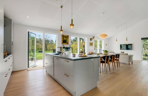 Farvang House | Stunning home in Fårvang with WiFi