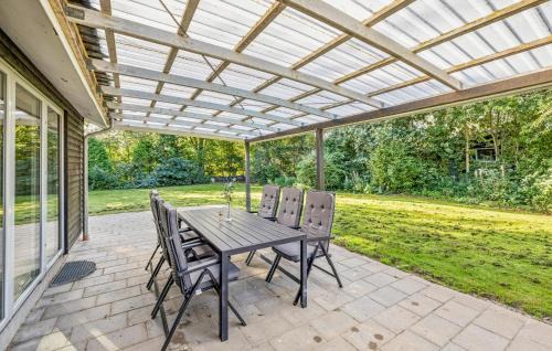 Hvalpsund House | Stunning Home In Farsø With Wifi