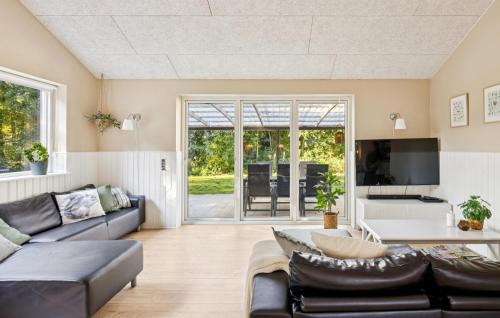 Hvalpsund House | Stunning Home In Farsø With Wifi