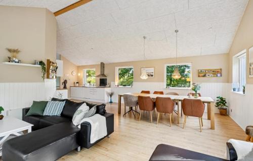 Hvalpsund House | Stunning Home In Farsø With Wifi