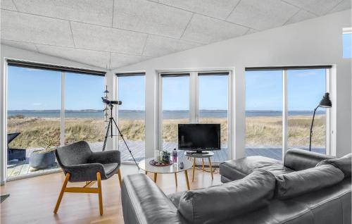 Hojslev House | Stunning Home In Højslev With Kitchen