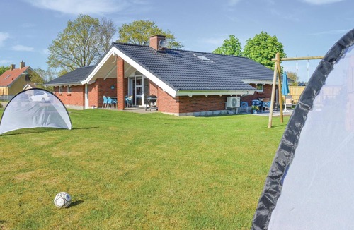 Haslevgarde House | Stunning home in Hadsund with kitchen