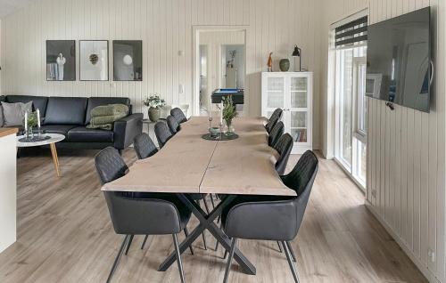 Haslevgarde House | Stunning Home In Hadsund With Five Bedrooms And Wifi