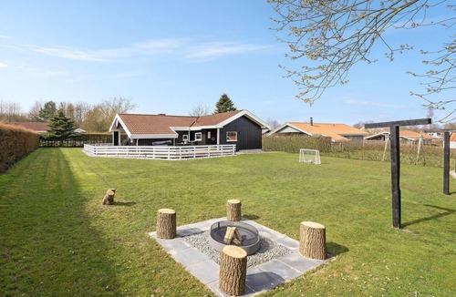 Hejlsminde Strand House | Stunning home in Hejls with WiFi