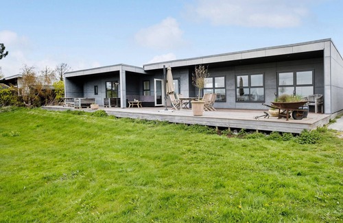 Holbaek House | Stunning home in Holbæk with kitchen