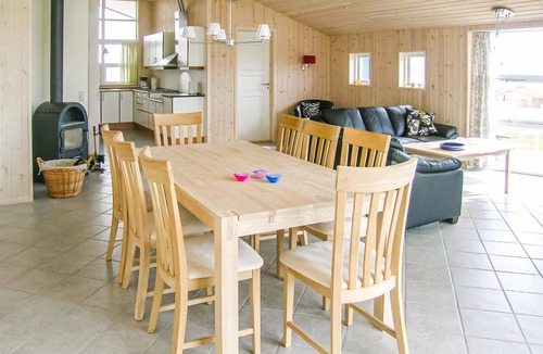 Østerskov House | Stunning home in Humble with sauna