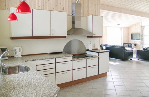 Østerskov House | Stunning home in Humble with sauna