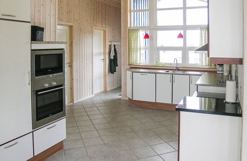 Østerskov House | Stunning home in Humble with sauna