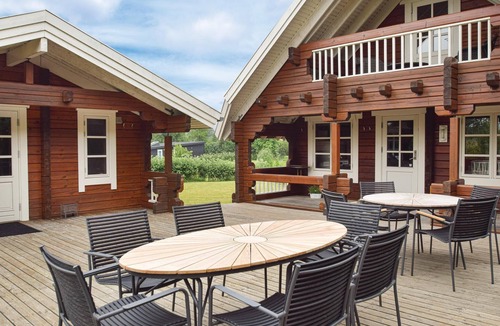 Østerskov House | Stunning home in Humble with sauna